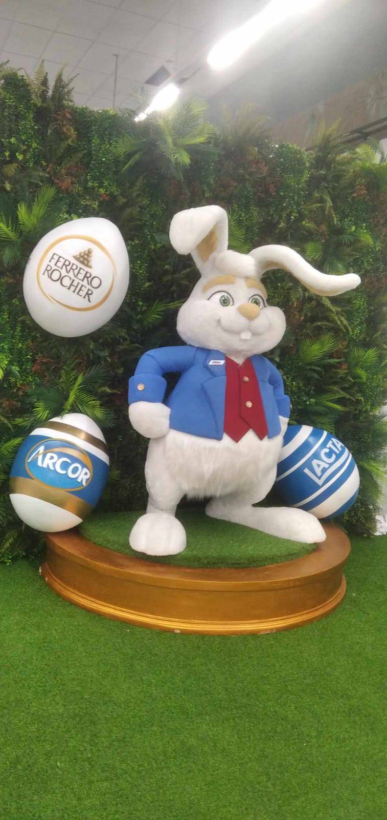 Coelho cenográfico de Páscoa finalizado com ovos de marcas de chocolate