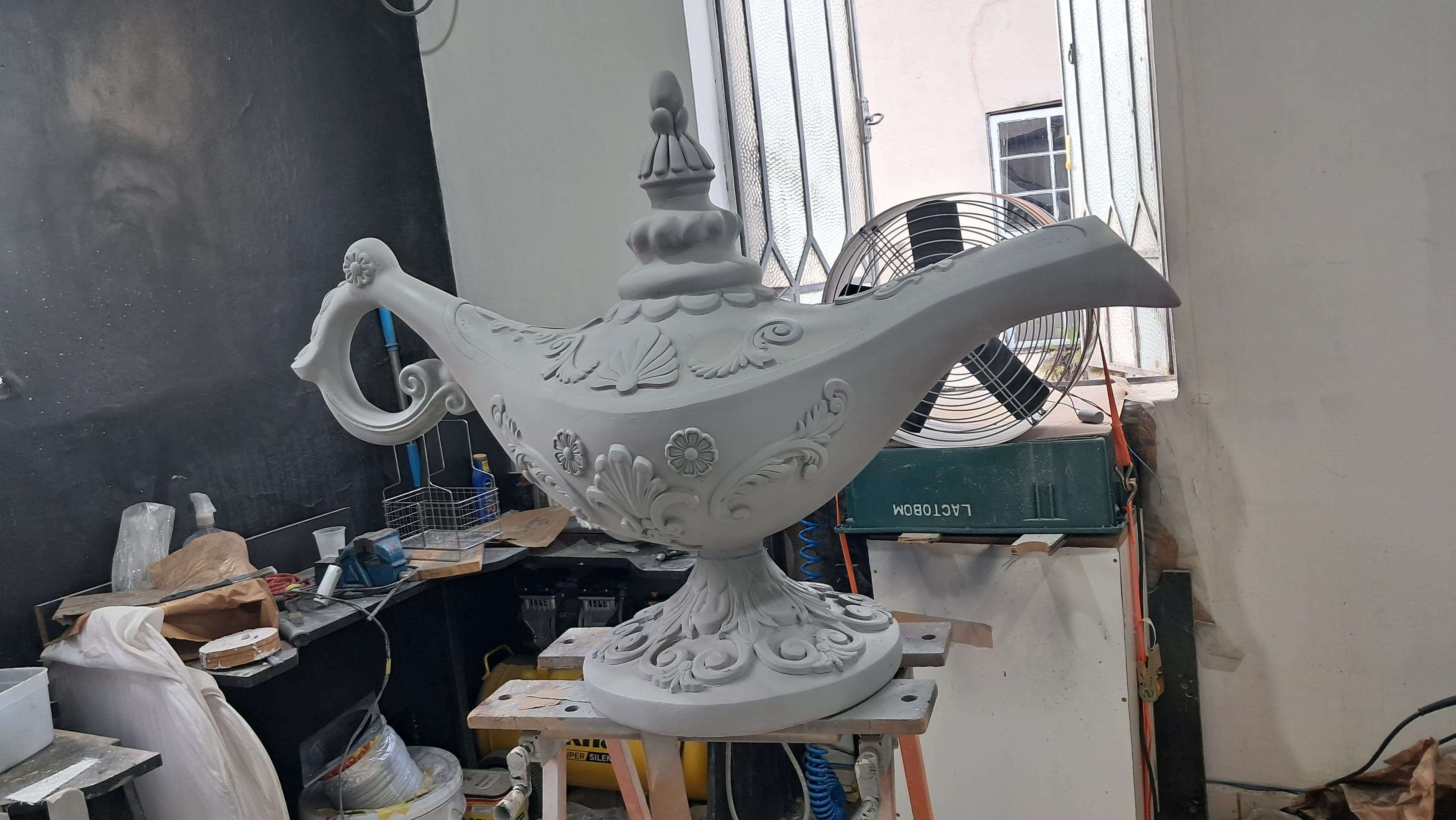 Lâmpada cenográfica detalhada com primer cinza antes da pintura final