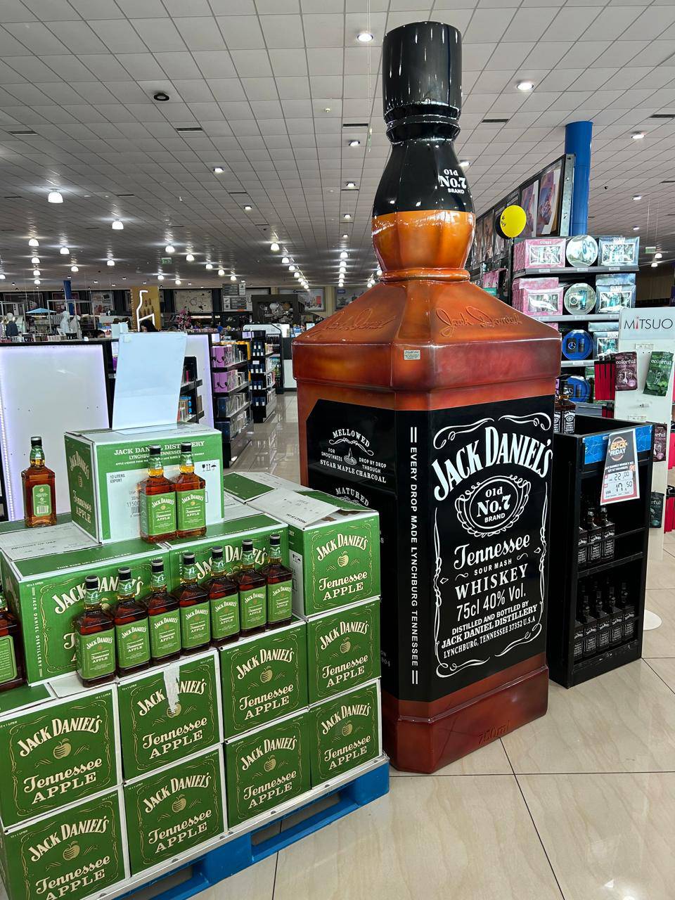 Réplica cenográfica gigante de garrafa de whiskey em ponto de venda