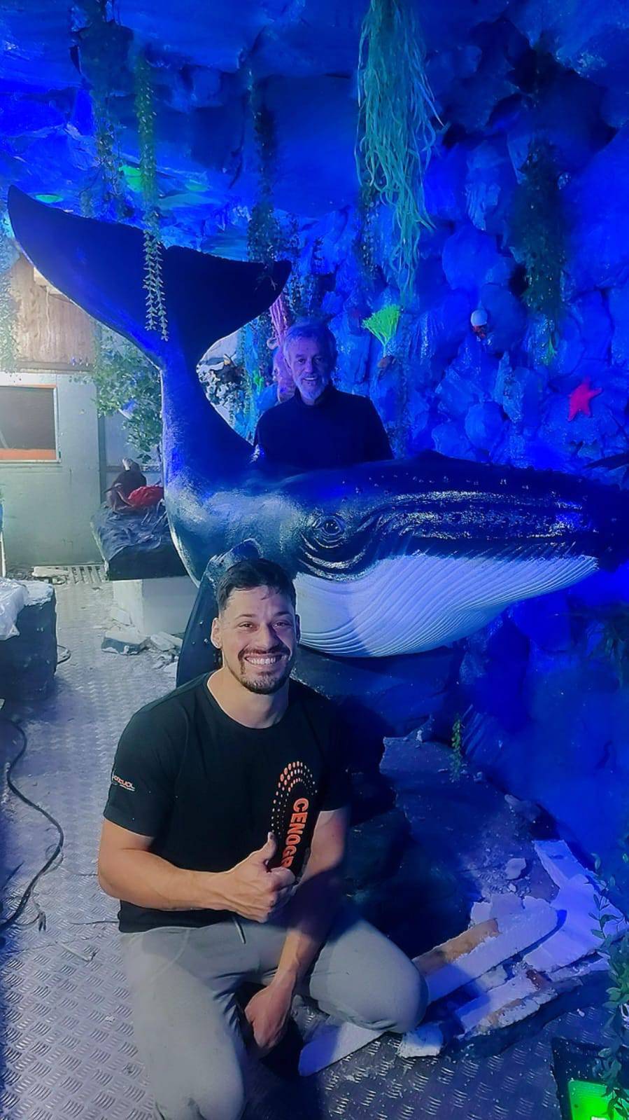 Baleia cenográfica instalada em cenário subaquático azul