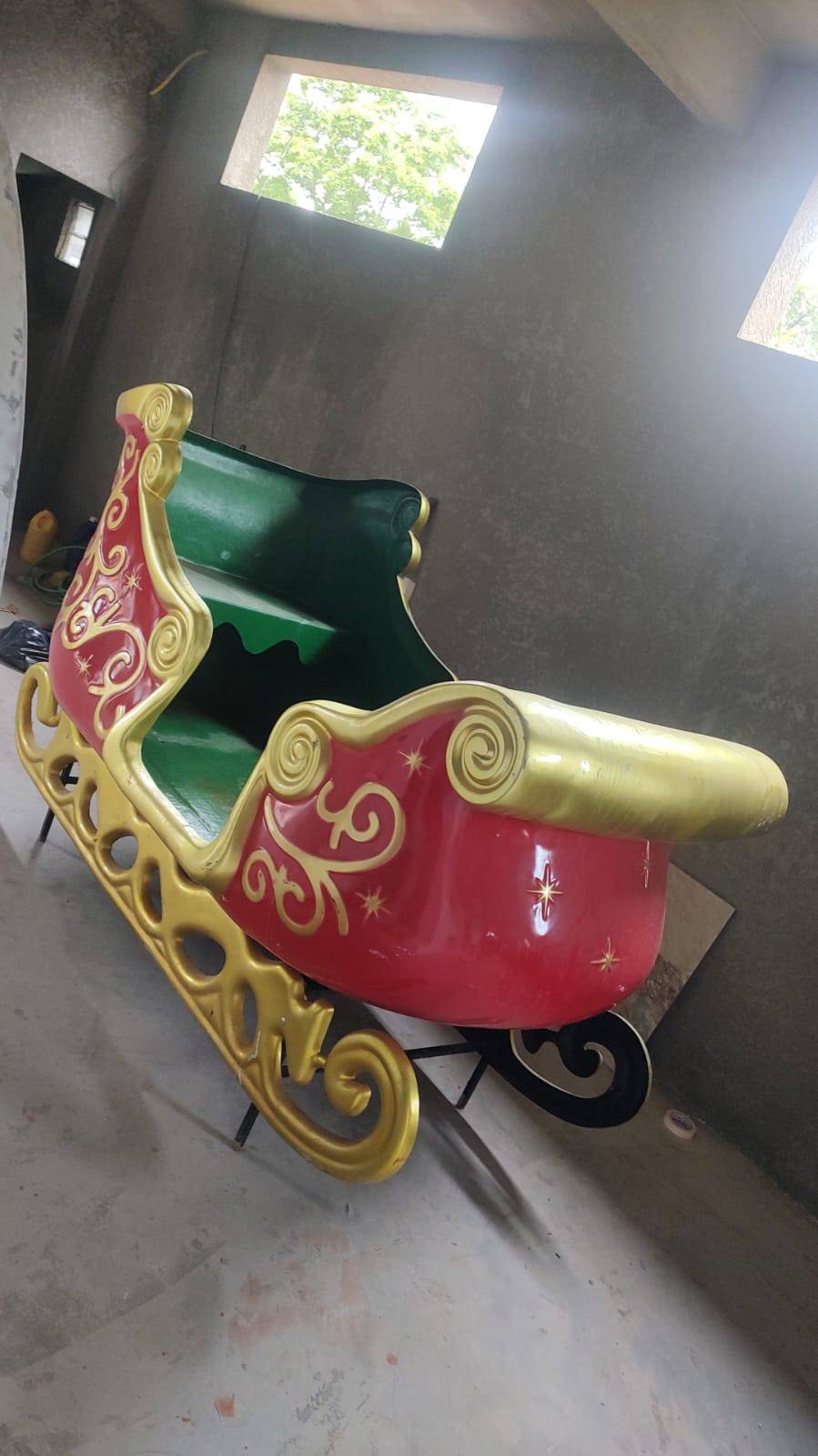 Trenó cenográfico natalino finalizado em vermelho, verde e dourado